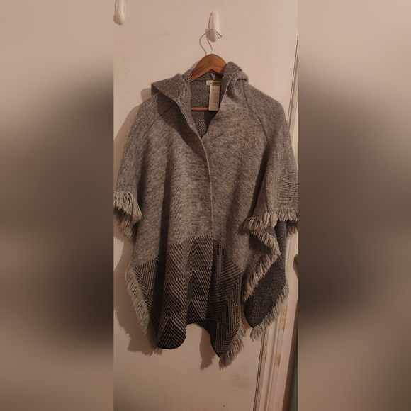 Hooded Poncho - Picture 3 of 4